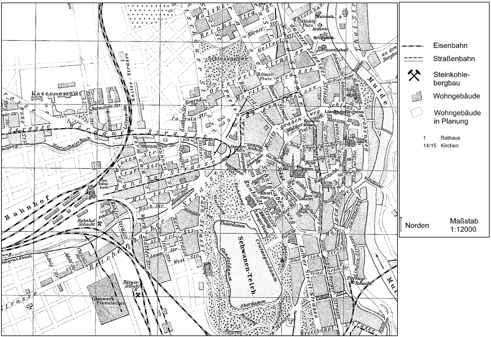 Alte schwarz-weiße Stadtkarte mit Bahnhof, Gleisen, Straßen, Teich und Legende rechts.